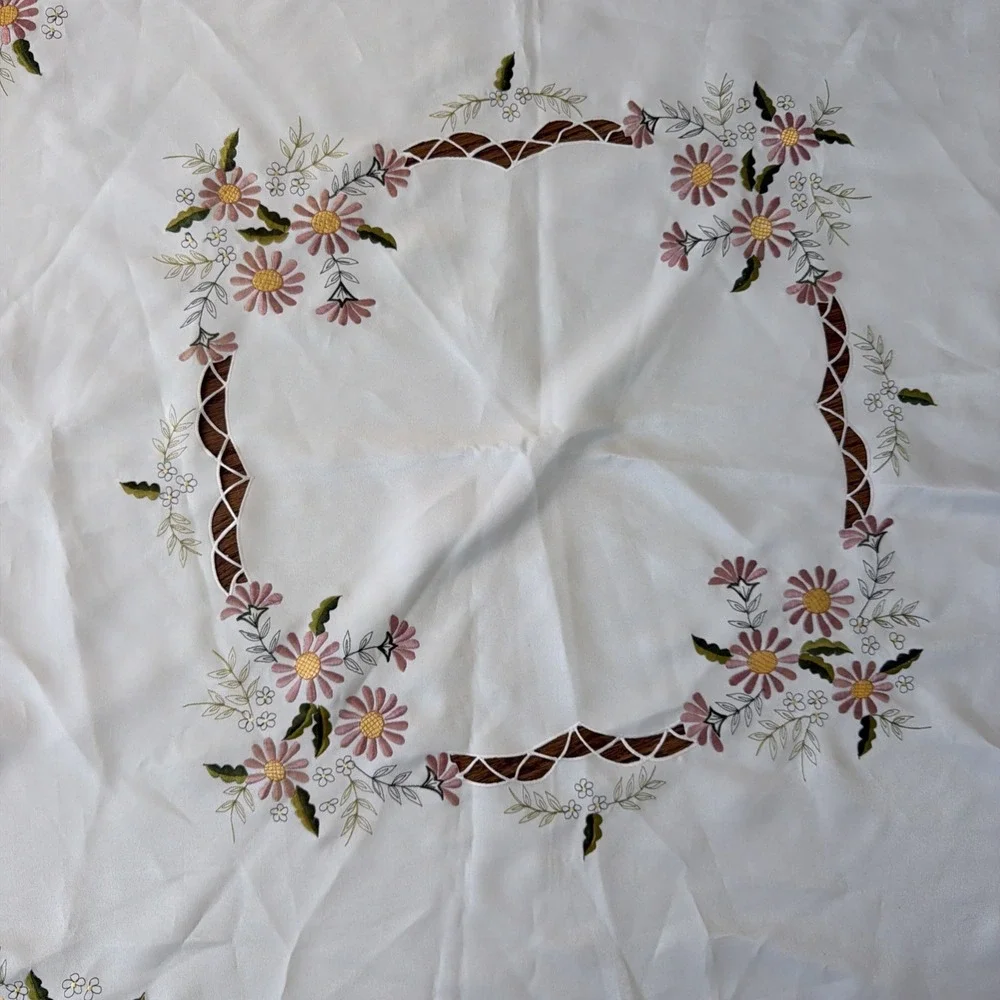 Vintage Round Table Topper Embroidered Floral Lace Doily White Cottage Decor